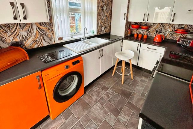 28 Ragees Road, Kingswinford photo 2