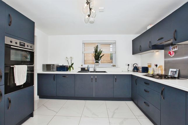 9, Sutton Grove, Crewkerne photo 2