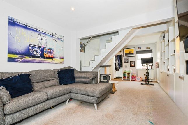 18, Summer Street, Luton photo 3