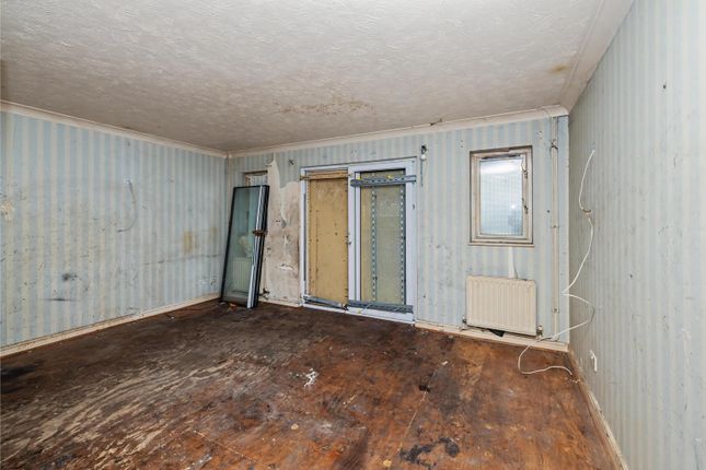 128, Oxley Close, London photo 3