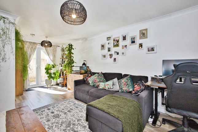 4, Connock Square, Somerset photo 2