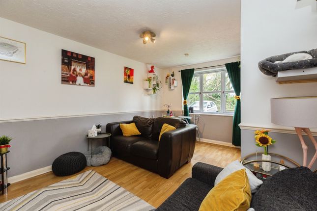 19, Oat Close, Aylesbury photo 3