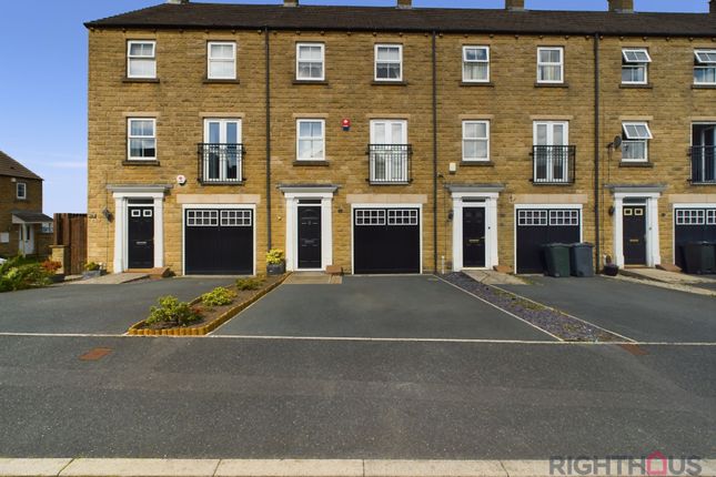 Terraced house for sale in Sharket Head Close, Queensbury