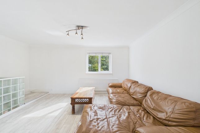16, Leat Close, Sawbridgeworth photo 2