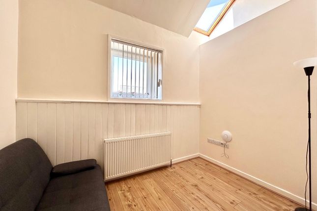 Flat 4, James Reckitt Library, Holderness Road, Hull photo 3