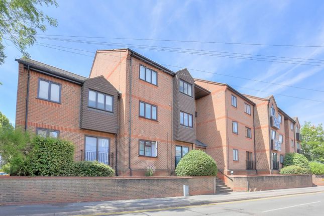 Flat to rent in Flat 1 Chatsworth Court, Stanhope Road, St Albans, Herts