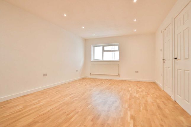 41, Lynwood Drive, Worcester Park photo 4