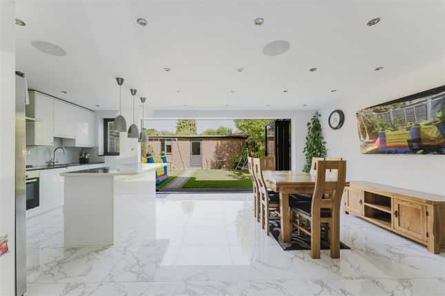 4, St. Margarets Close, Iver photo 3