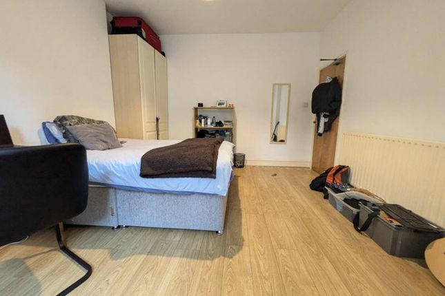 A Spacious And Inviting Double Bedroom With Natura...