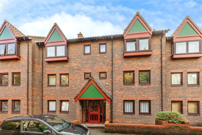 Studio flat on Flat 11, Cleve Court, Cumberland Place, Bristol, £170,000