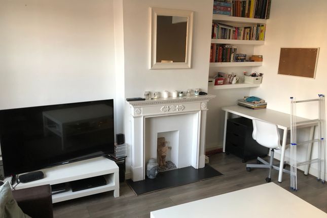Room to rent in Colney Hatch Lane, London