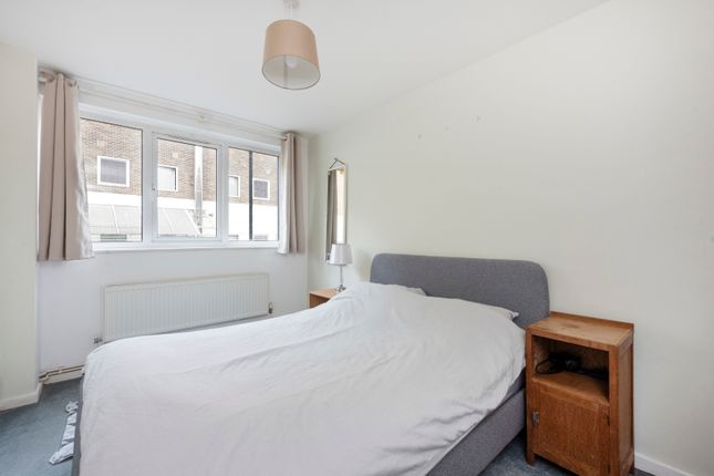 Flat for sale in Falcon Court, City Garden Row, London