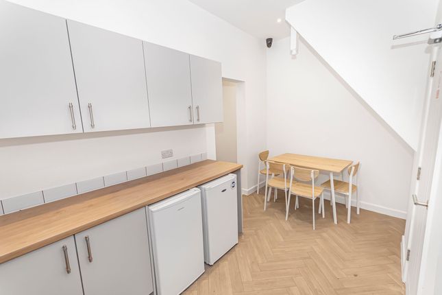 Room 4, 20, Bridge Street Shaw, Oldham photo 4