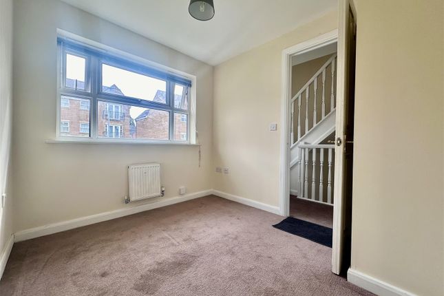 Town house for sale in Stourhead Road, Rugby
