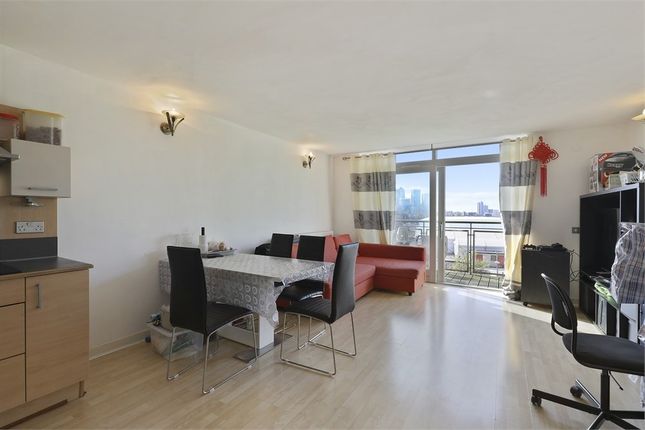 Flat to rent in Holly Court, John Harrison Way, Greenwich