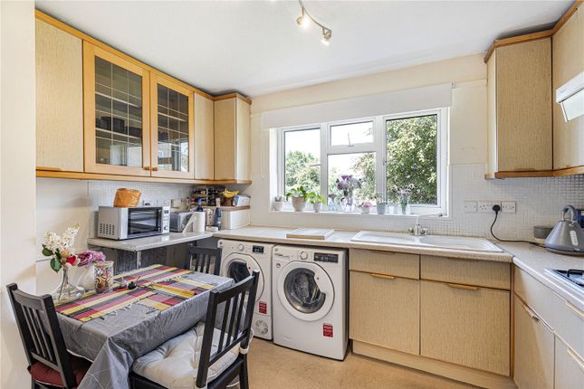 4, Manor Close, Witney photo 5