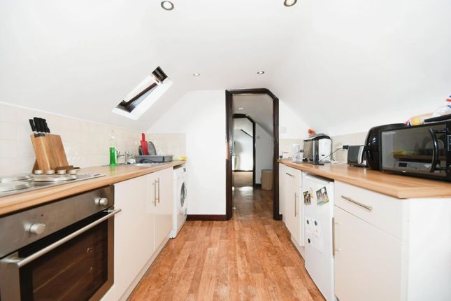 Flat 5 - Kitchen 01.Jpg