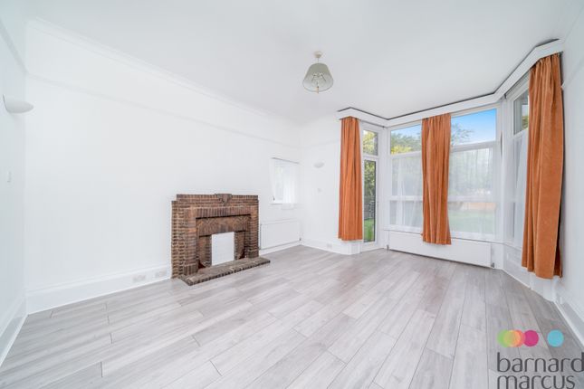 Flat to rent in Oakleigh Park North, London