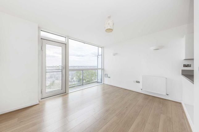 Flat to rent in Mapleton Road, London
