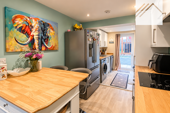 34 Thames Crescent, Stanford-le-Hope photo 2