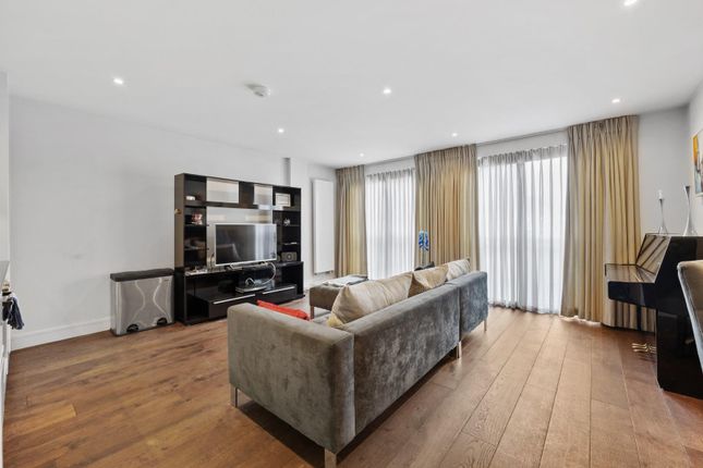 Flat for sale in Aden Grove, London