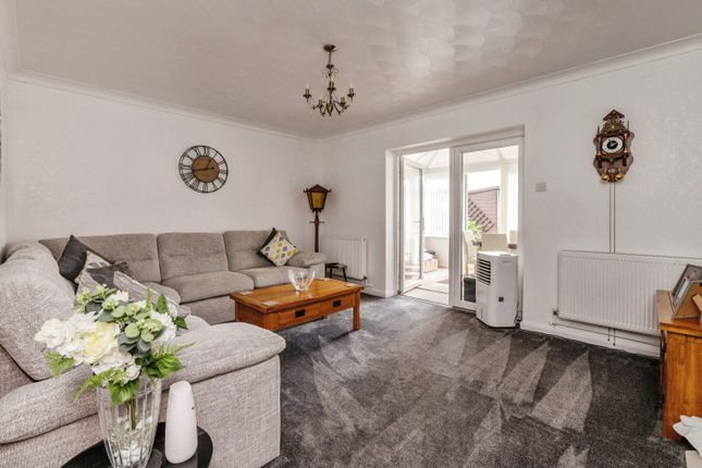 5, Essex Gardens, Stanford-le-Hope photo 3
