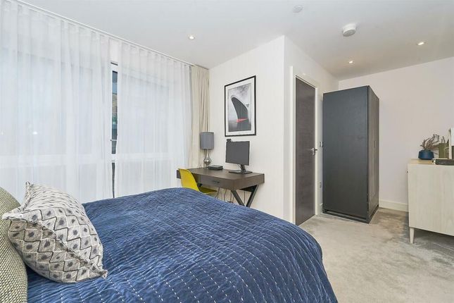 Town house for sale in Swan Street, Isleworth