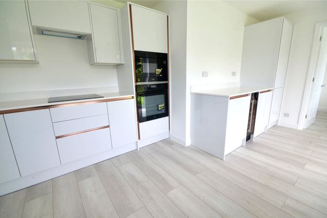 8, Kinnibrugh Drive, Lingfield photo 2