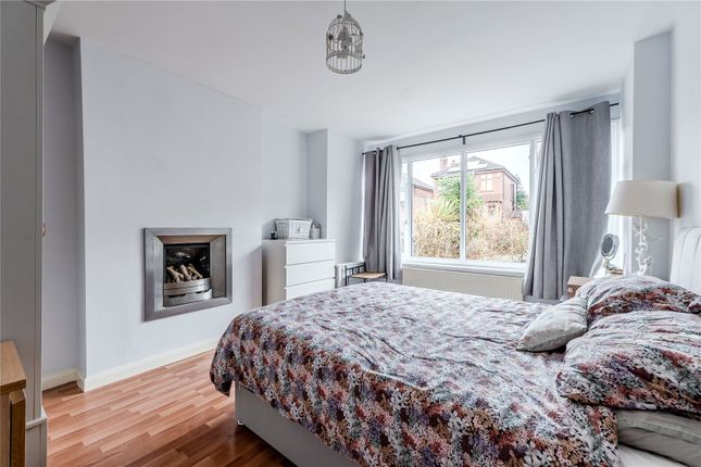 12, Carrholm Grove, Leeds photo 4