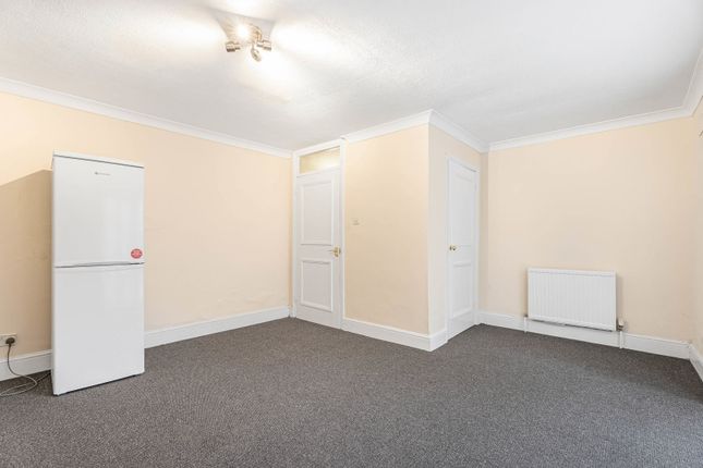 Flat 3, Lyndhurst Court, 297A, Whitehorse Lane, London photo 4