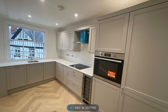 2-bed flat on Kington, £995/mo