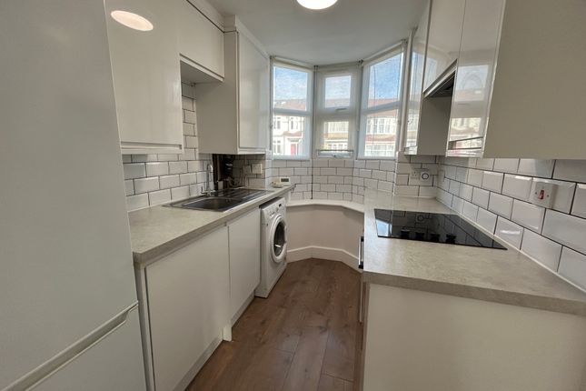 Flat 2, 30, Windsor Drive, Barnet photo 3