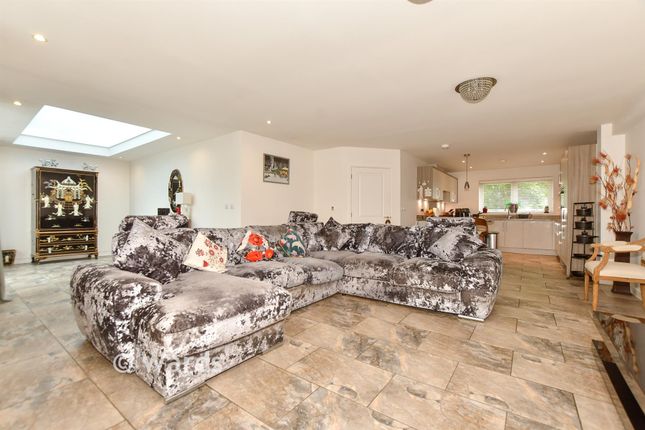 3, Melanie Close, Folkestone photo 3