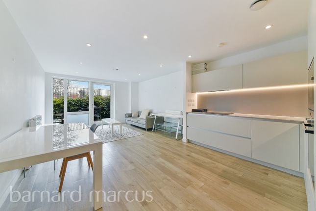 Flat to rent in Woods Road, London