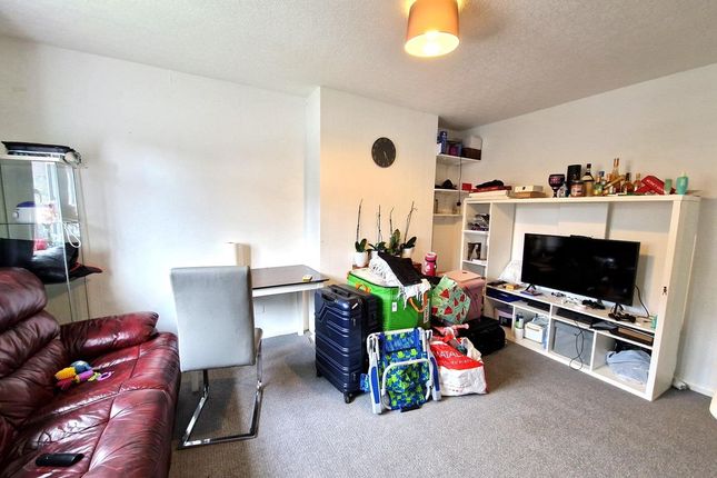 16, Cygnet Avenue, Feltham photo 2