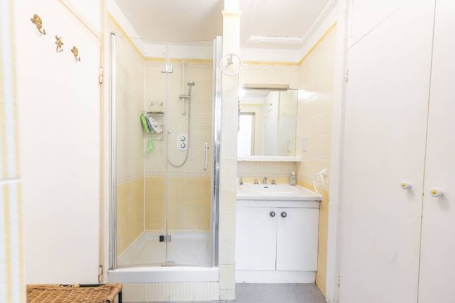 1-bed flat on Queens Gate, South Kensington, £450,000