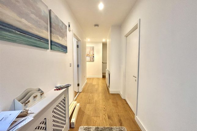 Flat 72, 6, Landmann Point, Peartree Way, London photo 2