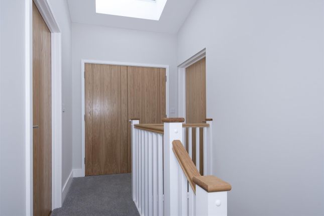 Town house to rent in Boston Road, Hanwell