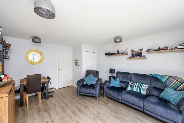 1 Mead Place, Horley photo 4