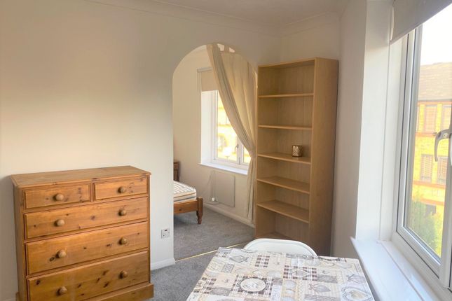 Codling Close, London photo 3