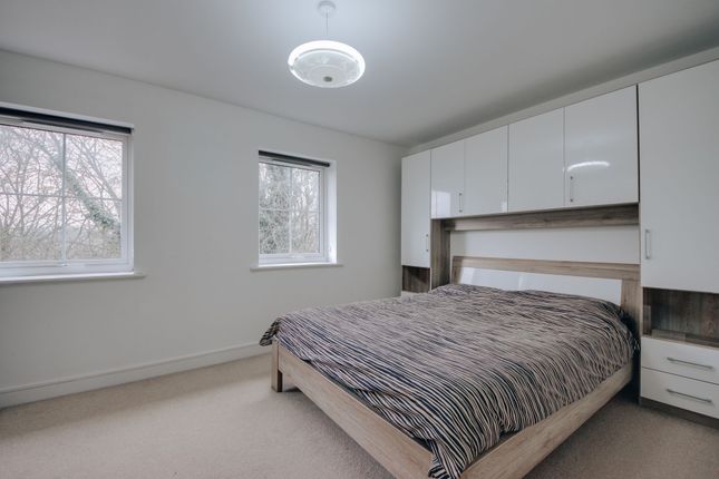 12 Hubert Crescent, Bushey photo 4
