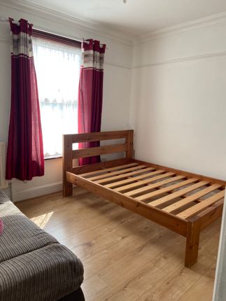 Flat to rent in Grange Road, Ilford