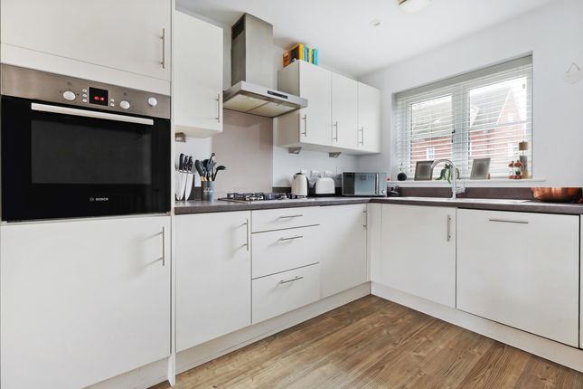 22, Coniston Close, Horley photo 3