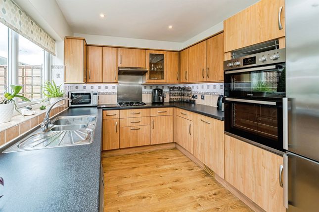 8, Mead Way, Slough photo 4