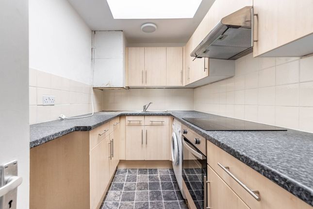 Flat to rent in Gloucester Road, South Kensington, London