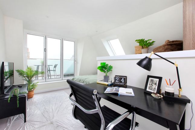 Flat for sale in Lower Richmond Road, Putney, London