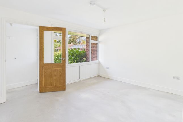 16 Dove House Close, Royston photo 2