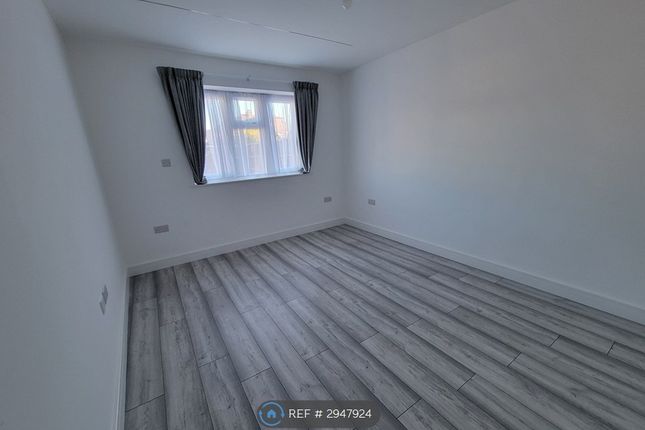 Flat, Larkfield Avenue, Harrow photo 2