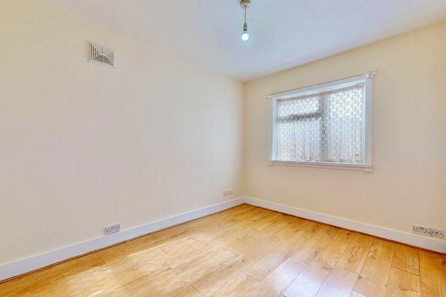 Flat to rent in The Crescent, Hayes