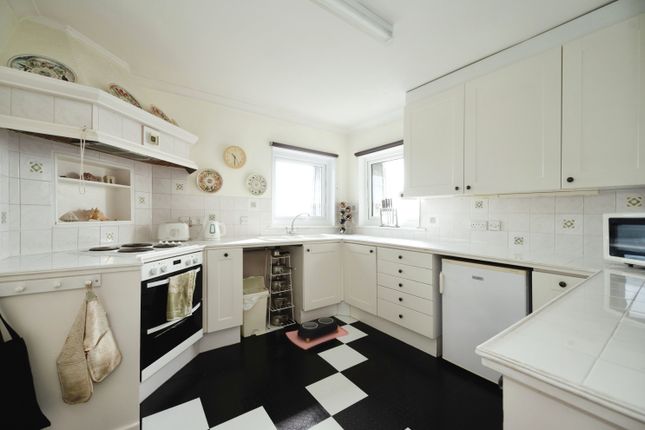 Flat 15, Bayview Court, 85, Sea Front, Hampshire photo 3